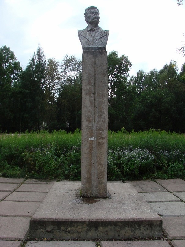 Памятник Максиму Горькому.