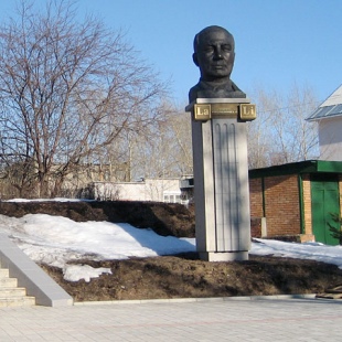 Памятник Борису Павловичу Константинову.