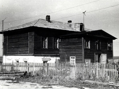 Здание, в котором 31 декабря 1917 года заседал Военно-революционный комитет во главе с Н.В. Утробиным, провозгласивший советскую власть в Чепецкой волости.