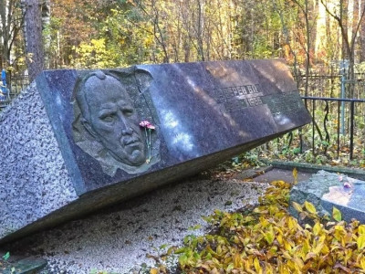 Памятник Борису Петровичу Звереву.