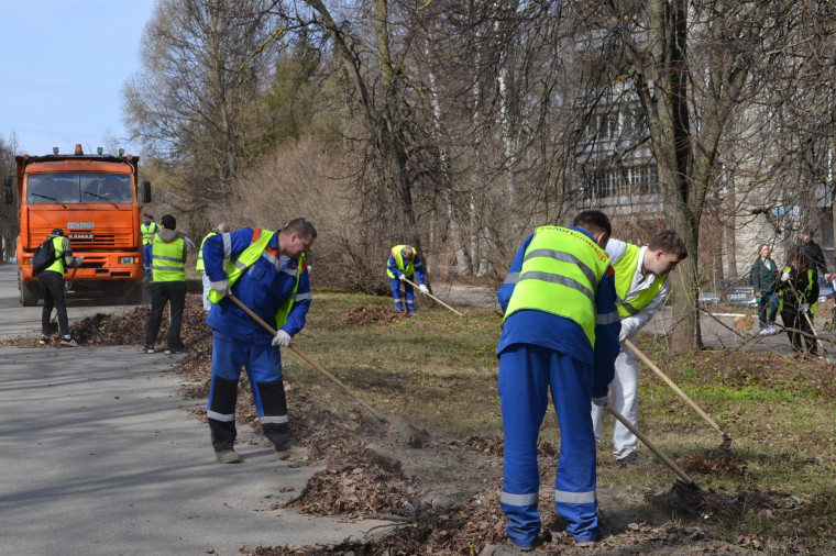 В Кирово-Чепецке продолжается месячник по уборке городских территорий.