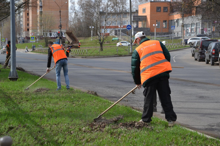 В Кирово-Чепецке продолжается месячник по уборке городских территорий.